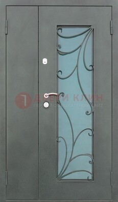 Двухстворчатая железная дверь со стеклом и ковкой ДСК-40 в Твери