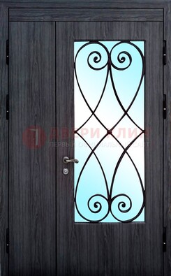 Стальная дверь со стеклом и ковкой ДСК-69 в деревянный дом в Оренбурге