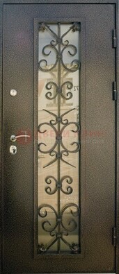 Входная дверь Дверь со стеклом и ковкой черного цвета ДСК-76 для веранды в Твери