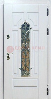 Белая остекленная металлическая дверь с ковкой ДСК-98 в Твери