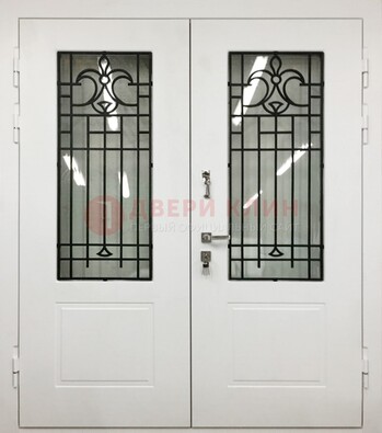 Белая двухстворчатая уличная дверь Винорит со стеклом ДСТ-4 в Твери