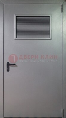 Серая железная техническая дверь с вентиляционной решеткой ДТ-12 в Твери