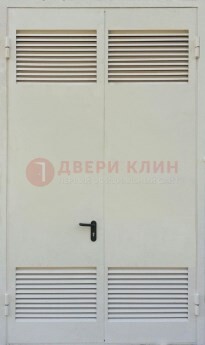 Белая металлическая техническая дверь с вентиляционной решеткой ДТ-6 в Твери