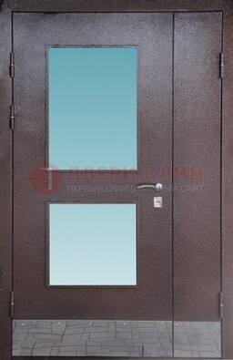 Коричневая тамбурная дверь со стеклянными вставками ДТМ-21 в Твери