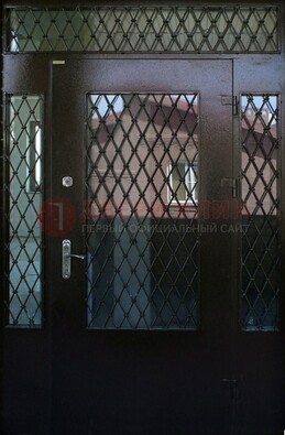 Коричневая тамбурная дверь со стеклянными вставками и ковкой ДТМ-32 в Твери