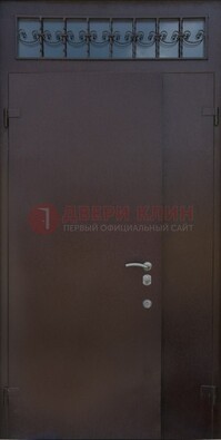 Коричневая тамбурная дверь со стеклянными вставками и ковкой ДТМ-39 в Твери