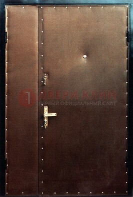 Коричневая тамбурная дверь с оформлением ДТМ-40 в Твери