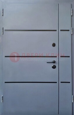 Серая металлическая тамбурная дверь с молдингами ДТМ-42 в Твери