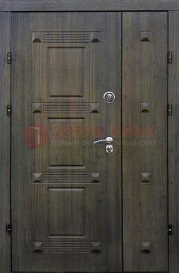 Железная филенчатая дверь с виноритом и МДФ Миланский орех ДВТ-143 в Твери