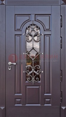 Темная уличная дверь с виноритом и стеклом с ковкой ДВТ-164 в Твери