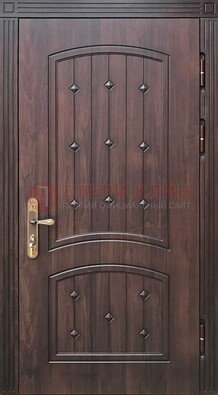 Коричневая уличная дверь с виноритом для дома ДВТ-235 в Твери