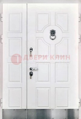 Белая входная дверь с виноритом ДВТ-246 в Твери