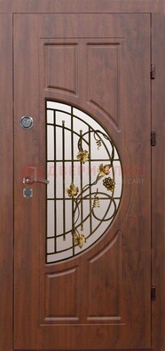 Стальная коричневая дверь с виноритом и ковкой ДВТ-82 в Омске