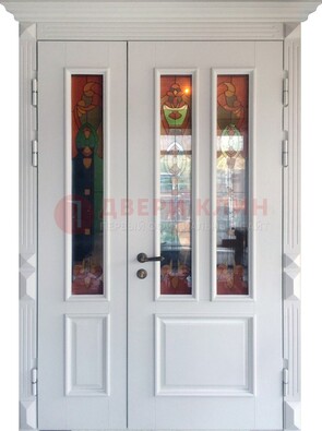 Белая полуторная металлическая дверь с витражом ВЖ-12 в Твери