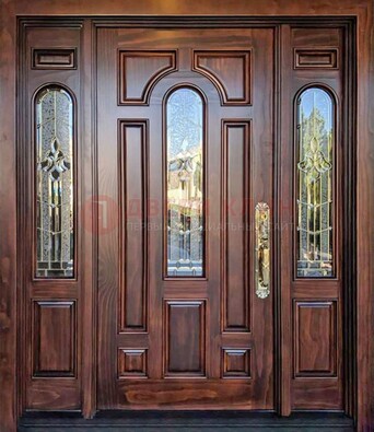Железная классическая дверь с массивом дуба и витражом ВЖ-18 в Твери