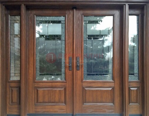 Распашная стальная дверь с массивом с витражом и фрамугами ВЖ-21 в Твери