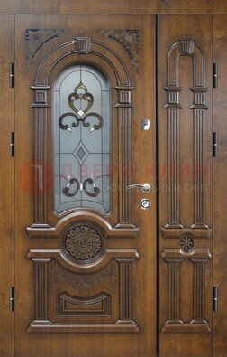 Коричневая двухстворчатая железная дверь с МДФ и витражом ВЖ-32 в Твери